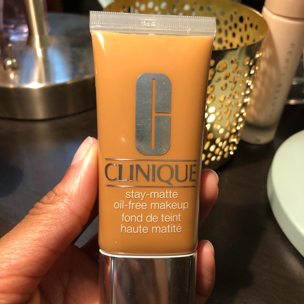 CLINIQUE STAY MATTE FOUNDATION IN 21 cream caramel